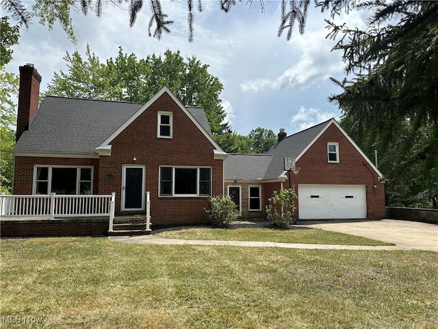 view of front of home featuring a front lawn and a garage