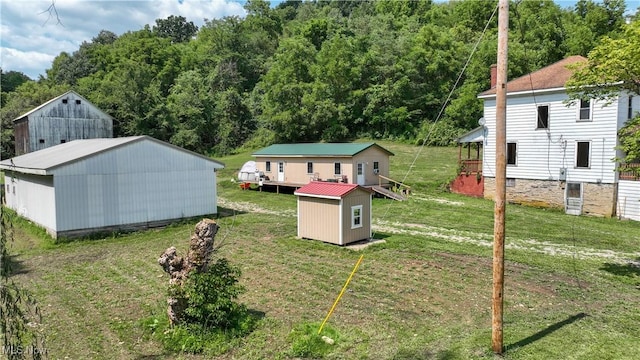 view of yard featuring a shed