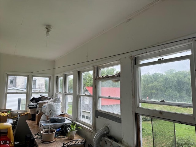 sunroom with lofted ceiling