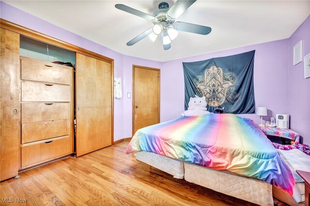 bedroom featuring light hardwood / wood-style floors and ceiling fan