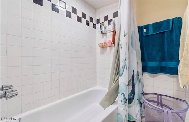 bathroom with shower / bath combo