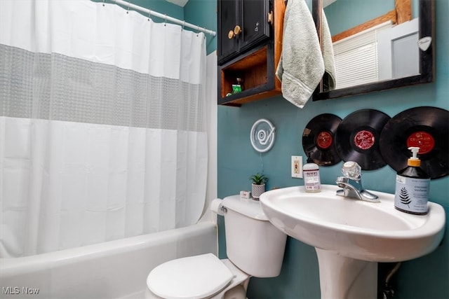 bathroom with toilet and shower / bath combo