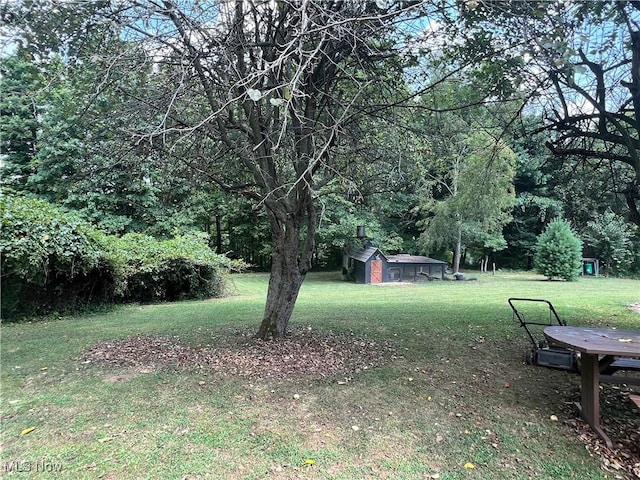 view of yard featuring an outbuilding