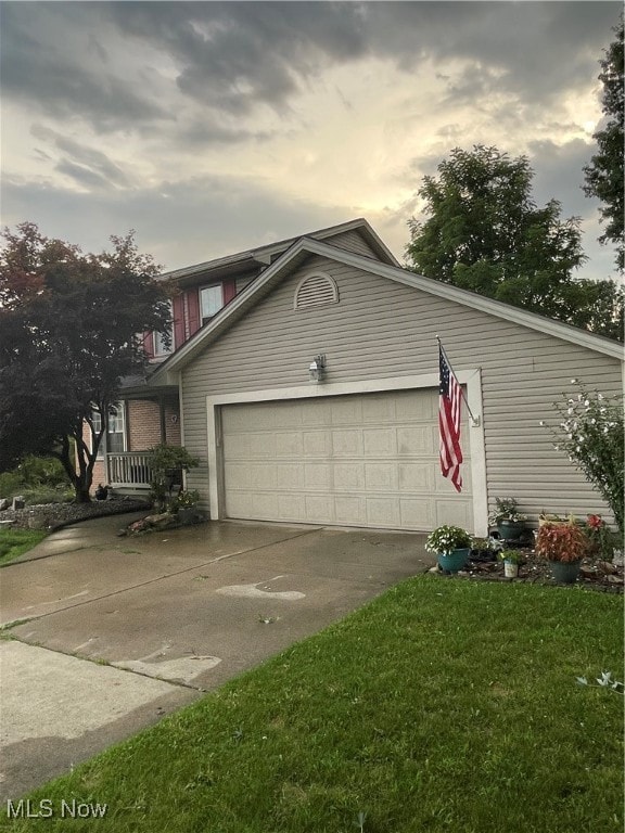 view of front facade featuring a lawn