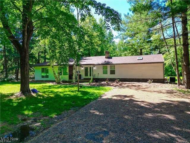 ranch-style house featuring a front yard