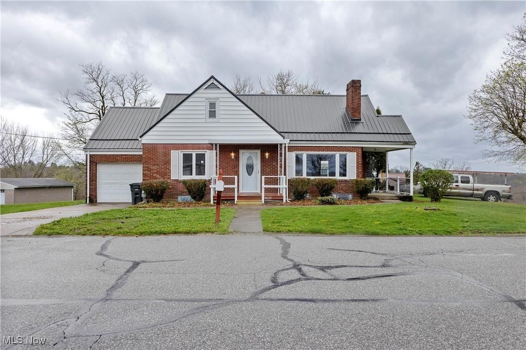 view of front of property featuring a garage and a front yard