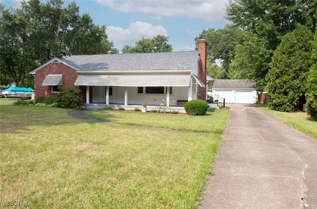 view of front of property featuring a front lawn