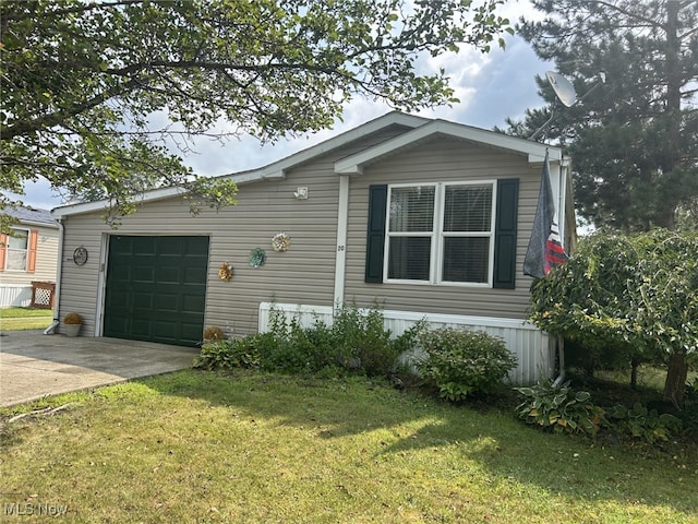 manufactured / mobile home with a front yard