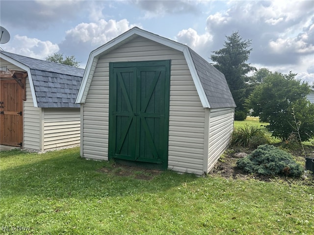 view of outdoor structure featuring a yard