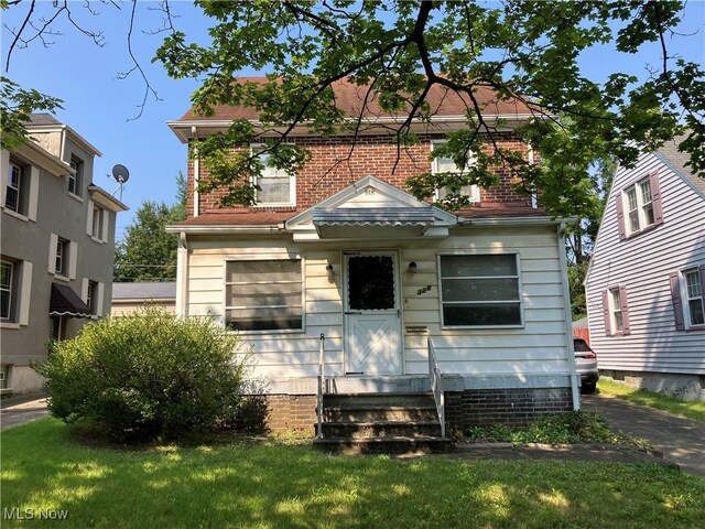 view of front of home with a front lawn