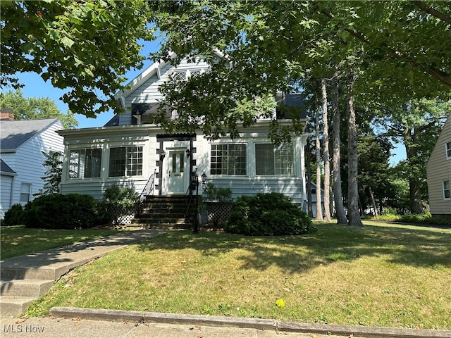 view of front of house featuring a front yard