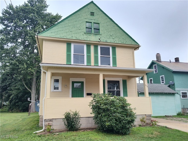 view of front facade with a front lawn