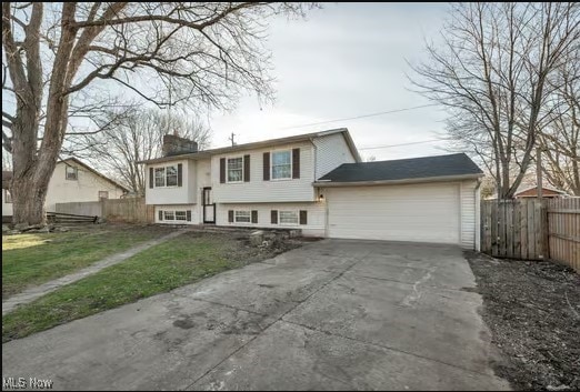 view of front facade featuring a garage