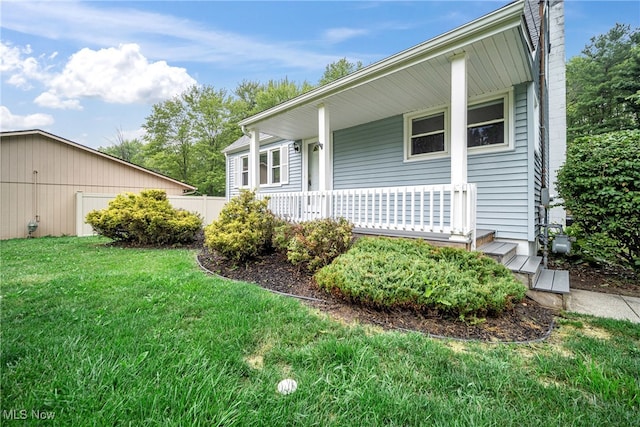 view of front of property featuring covered porch and a front yard