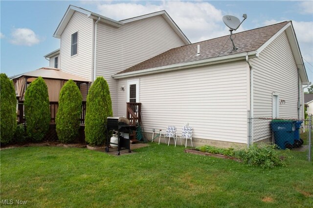 view of side of property featuring a lawn