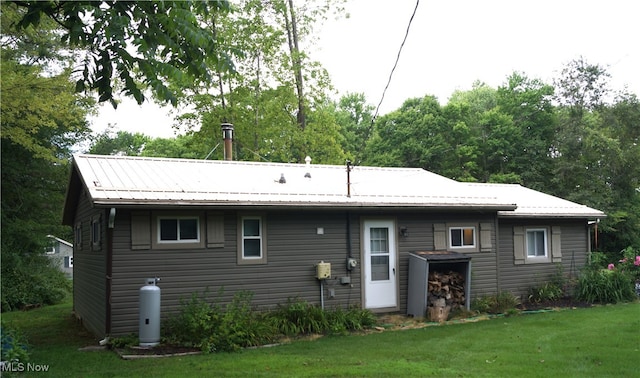 back of house featuring a lawn