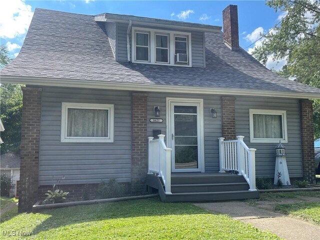 view of front facade featuring a front yard