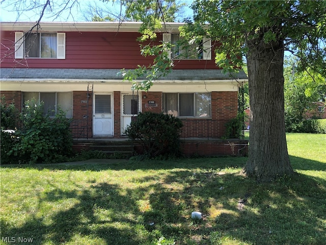 view of front of house featuring a front lawn