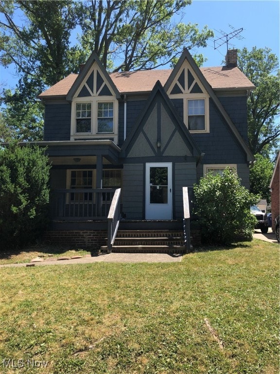 view of front of home featuring a front yard