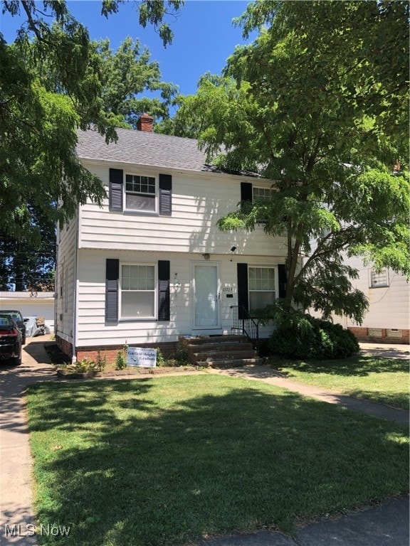 view of front facade with a front lawn