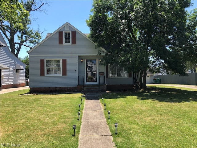 view of front of property featuring a front lawn