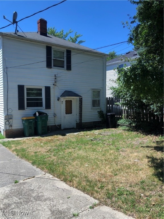 view of front of home featuring a front lawn