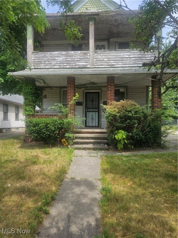 view of front of property with a front lawn