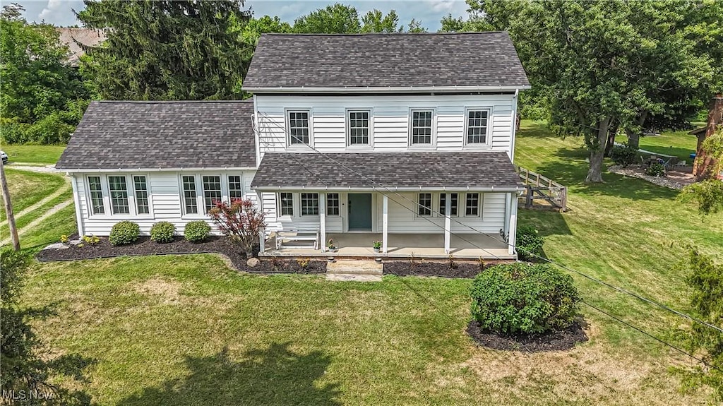 view of front of property featuring a patio and a front yard