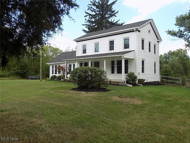 view of front of house featuring a front lawn