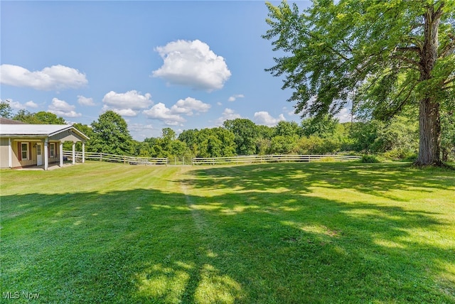 view of yard featuring a rural view