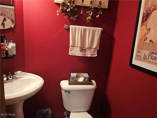 bathroom featuring toilet and sink