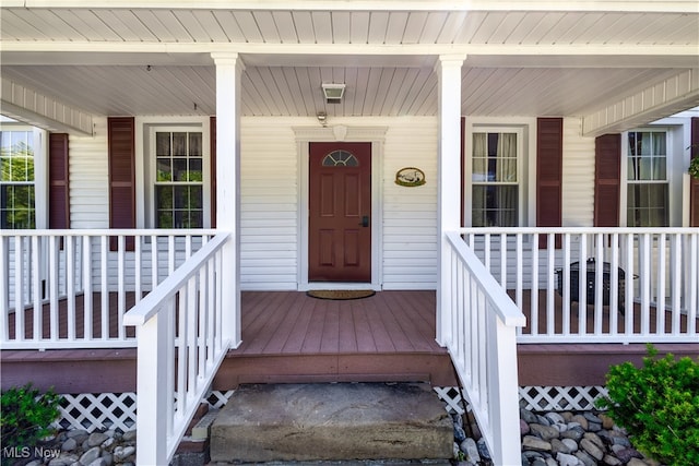 property entrance featuring a porch