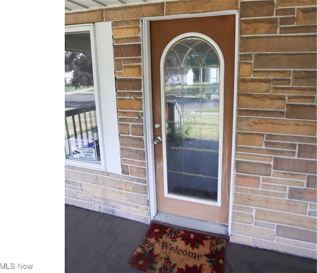 property entrance featuring a porch