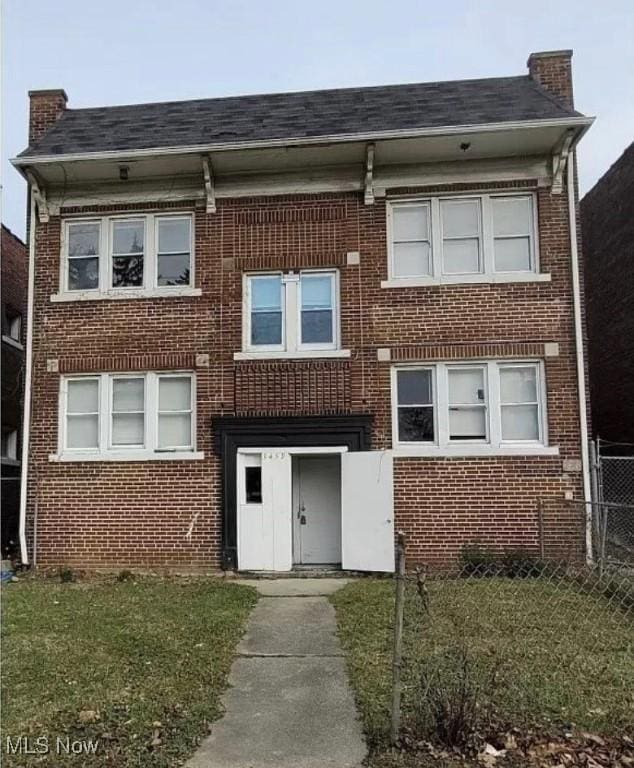 view of front of home featuring a front yard