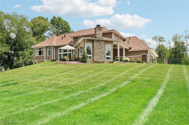 back of house featuring a yard