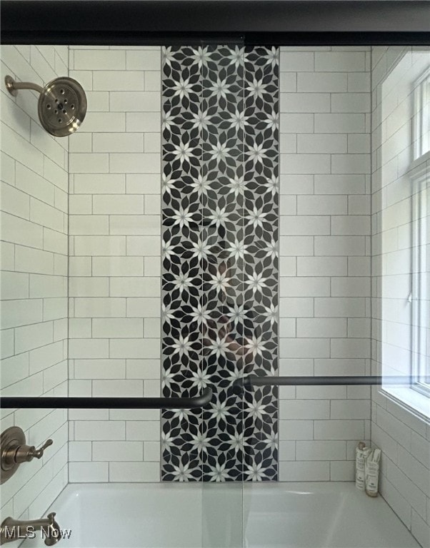 bathroom with tiled shower / bath