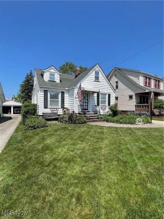 view of front of property with a front yard