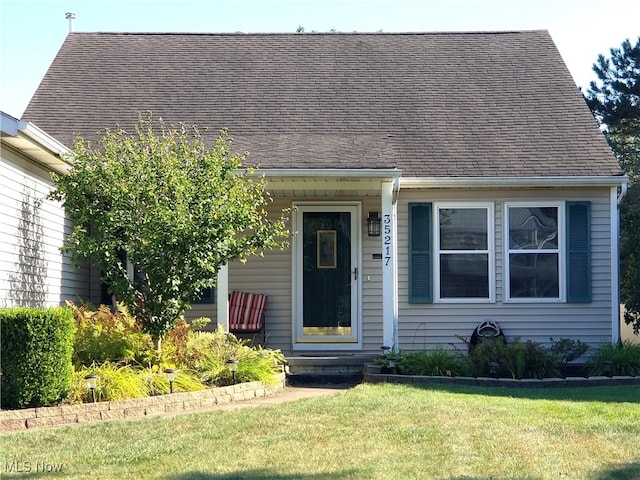 view of front of property featuring a front yard