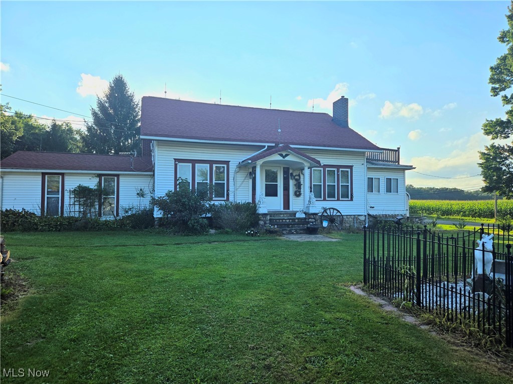 view of front facade with a front yard