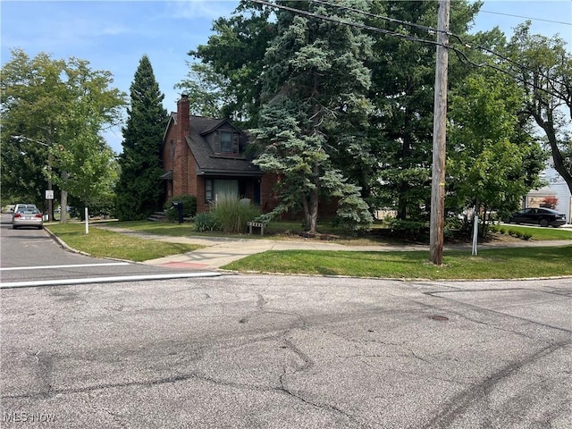 view of front of home featuring a front lawn