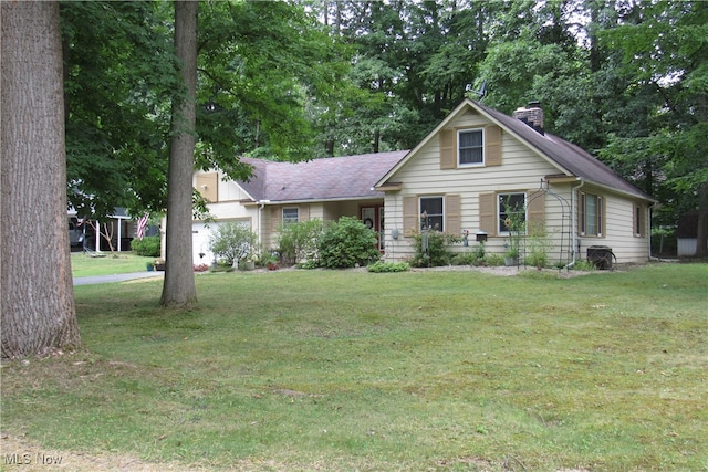 view of front of home featuring a front yard