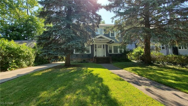 view of front of home with a front lawn