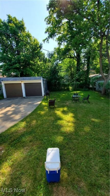 view of yard featuring an outbuilding and a garage