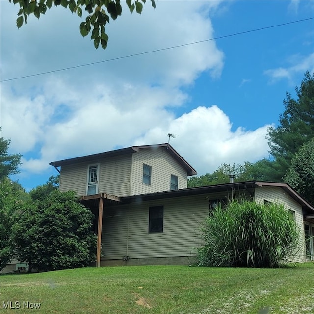 view of side of property featuring a yard