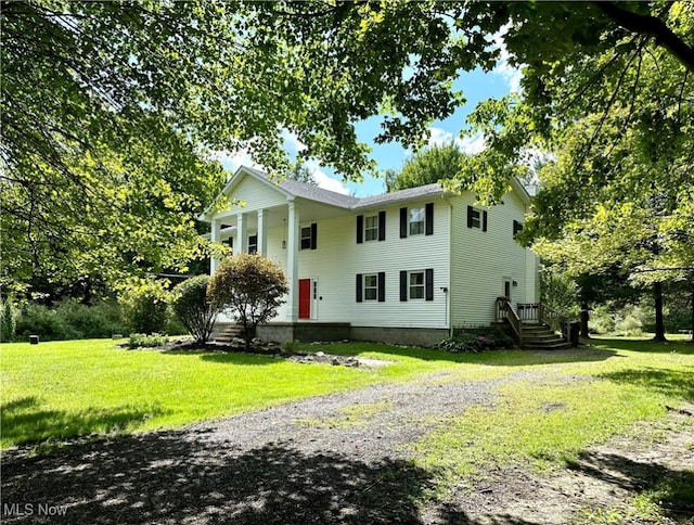 view of front facade featuring a front yard