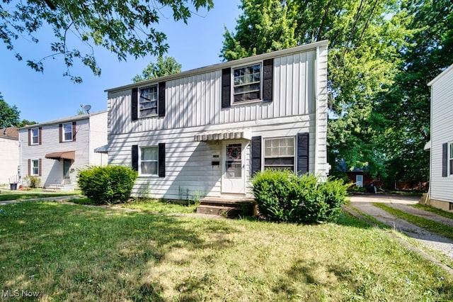 view of front facade featuring a front yard