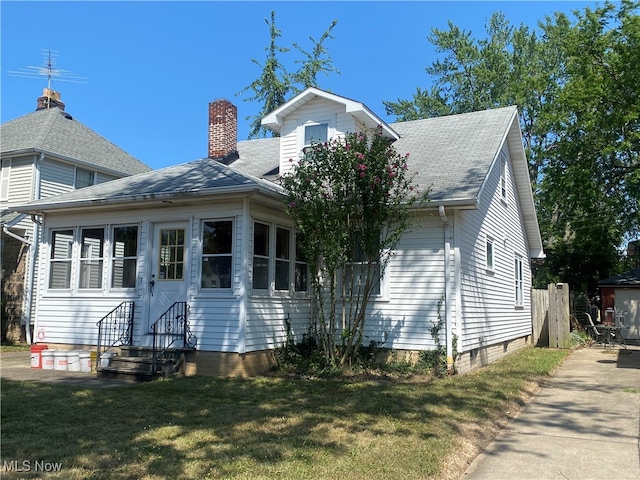 view of front facade with a front lawn