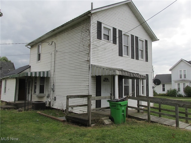 view of front facade featuring a front lawn