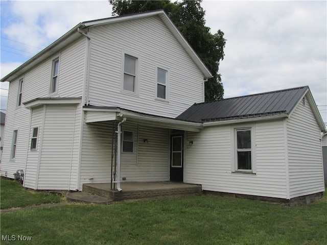 view of front of property featuring a front yard