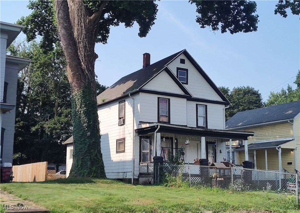 view of front of home with a front yard